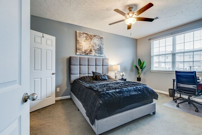 Building Photo - 2 BEDROOM 2 BATH TOWNHOME CLOSE TO DOWNTOWN