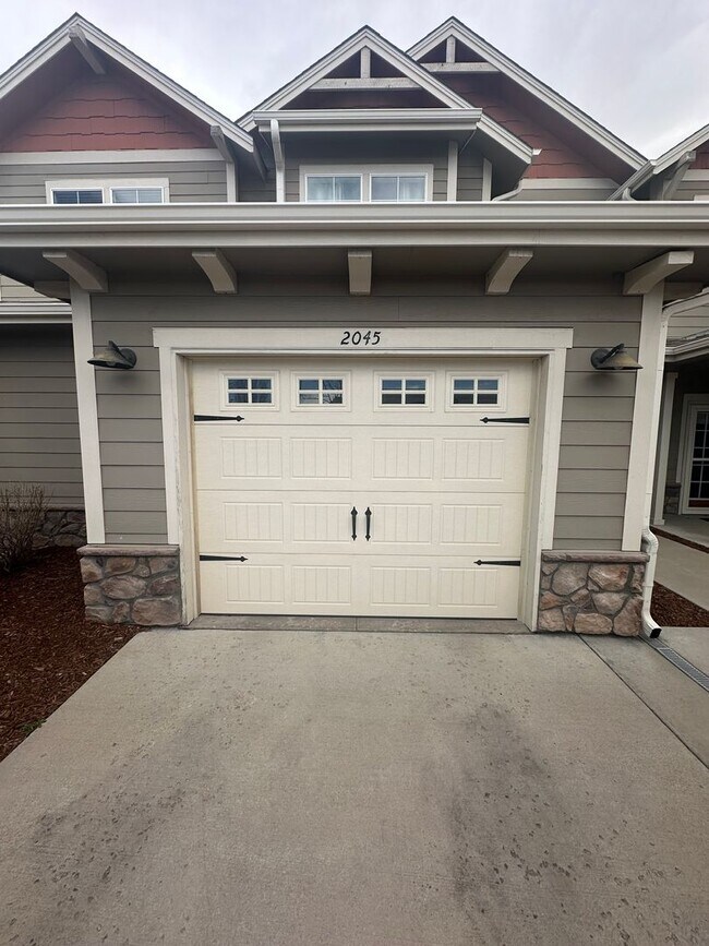 Building Photo - Bucking Horse Townhome