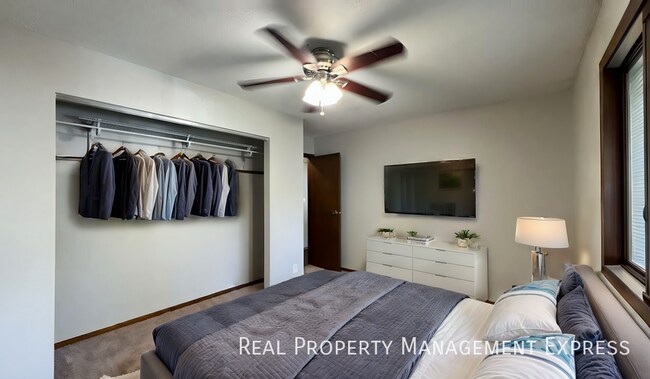 Building Photo - 4 bed 2 bath home with attached garage!