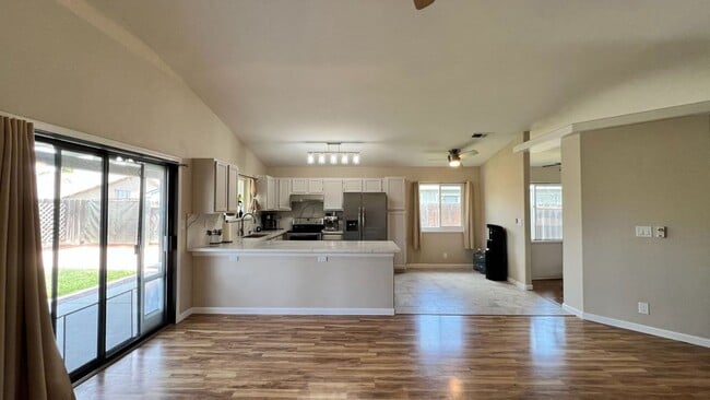 Building Photo - 2170 Cerra Vista Dr