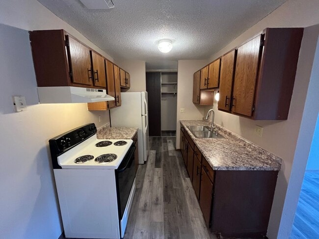 Building Photo - 6001-6023 E Viking Blvd