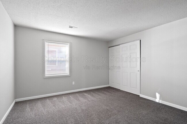 Building Photo - 289 Mt Everest Dr
