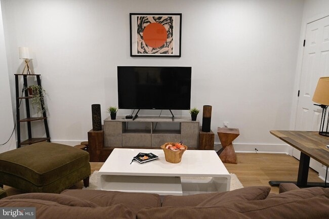 Building Photo - 1230 Penn St NE