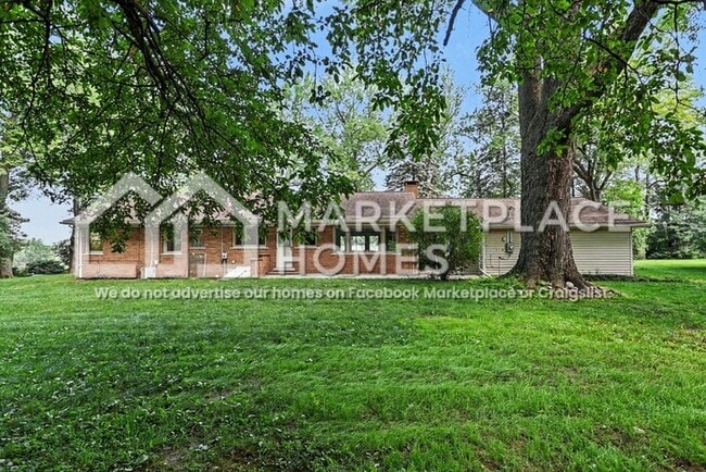 Building Photo - 1220 E Square Lake Rd