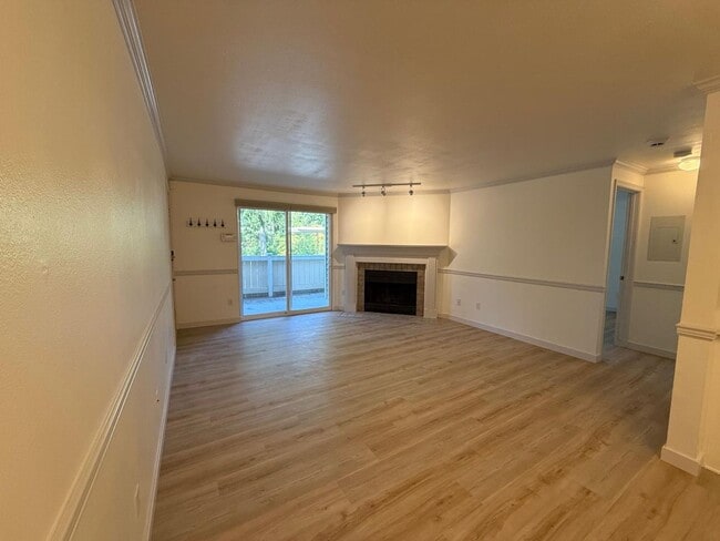 Building Photo - Two Bedroom Two Bathroom In Mountlake Terrace