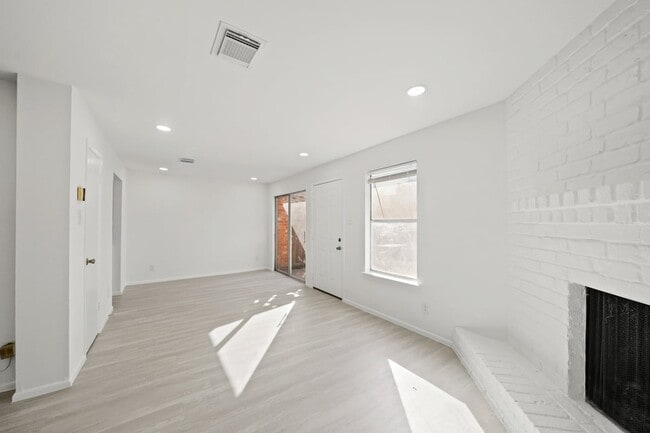 Building Photo - 7949 Ellinger Ln