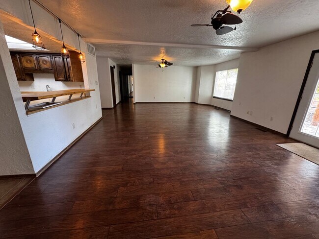 Building Photo - Beautiful 3 bedroom 2 bath