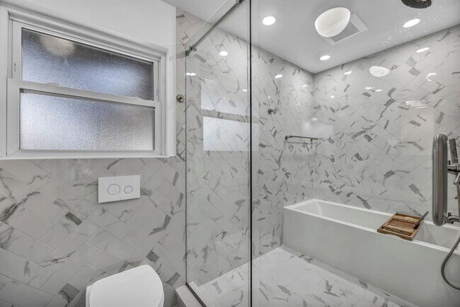 Building Photo - 2805 Silverway Dr