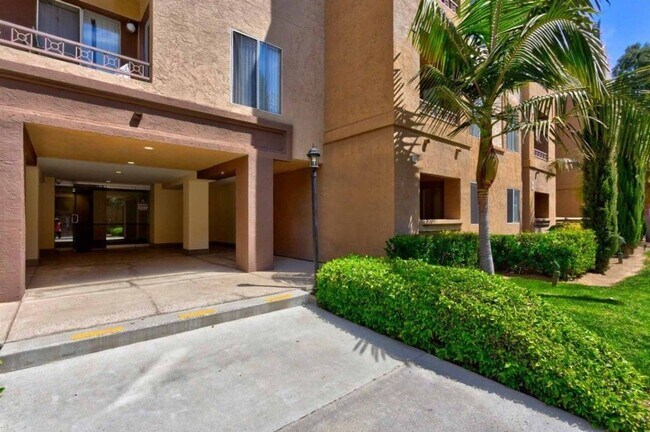 Building Photo - 3550 Lebon Dr
