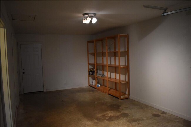 Building Photo - 2701 Twin Oaks Dr