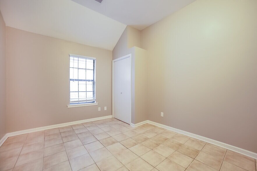 Building Photo - 3800 Lake Village Cove