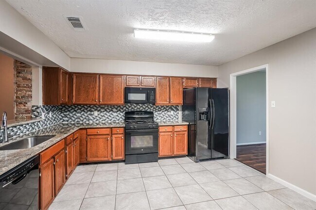 Building Photo - 17927 Lake Manor Dr