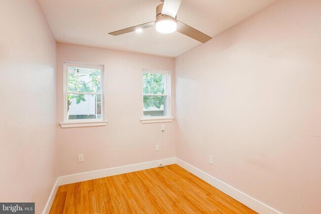 Building Photo - 1317 N Myrtlewood St