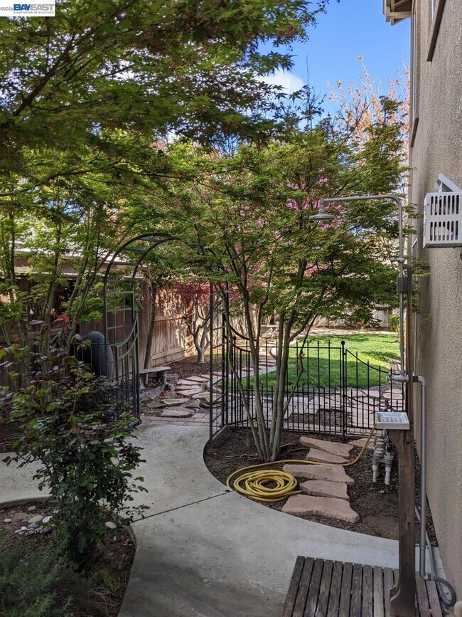Building Photo - 2301 Mountain Springs Dr