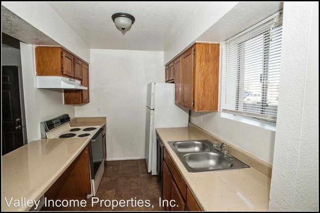 Building Photo - 1621 W Denton Ln