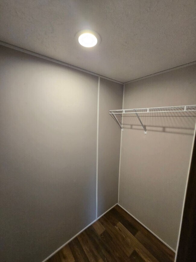 Building Photo - For Rent: Beautiful 3 Bedroom, 2 Bathroom Home