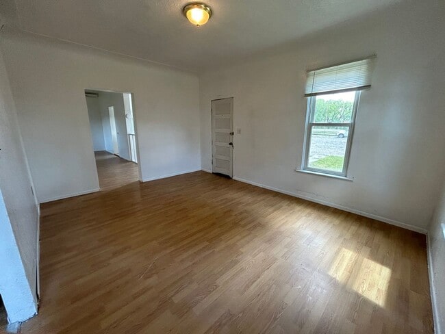 Building Photo - 2 Bed 1 Bath Large House with Fenced Yard and Washer Dryer Hookups
