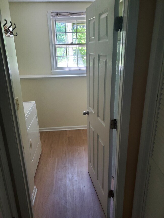 Building Photo - 1925 Heatherwood Dr