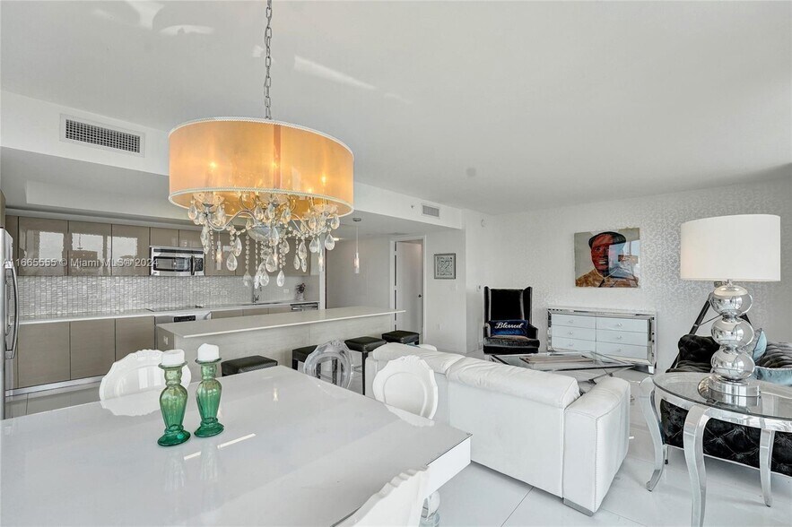 Building Photo - 2602 E Hallandale Beach Blvd