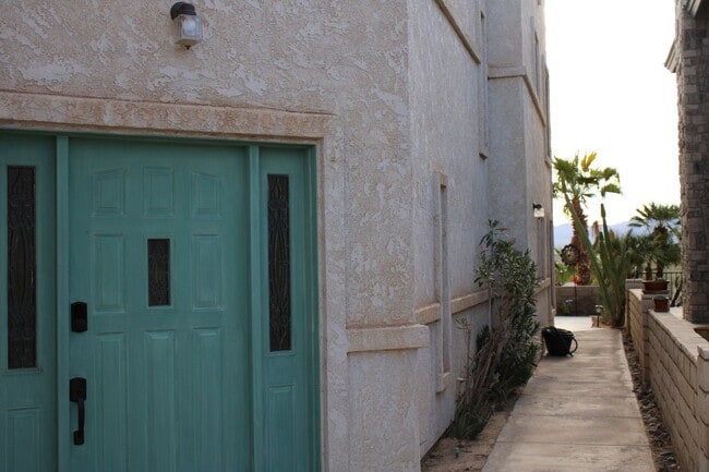 Building Photo - Riverfront 4 Bedroom Vacation Home Includes utiliities