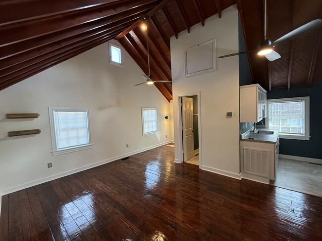Building Photo - Renovated Move In Ready Apartment Just Min...