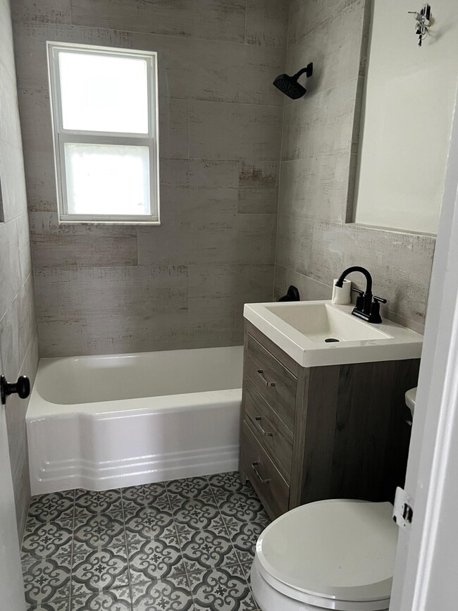 Building Photo - 515 N 7th St