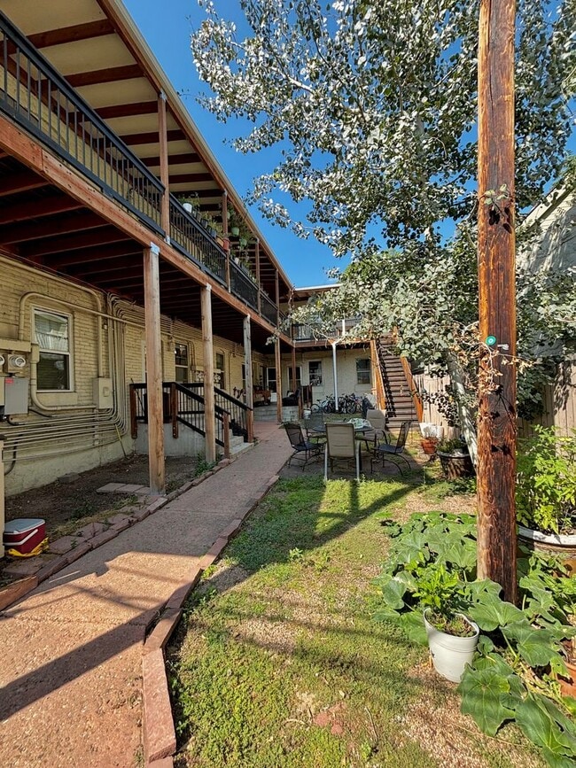 Building Photo - Updated and welcoming condo in the heart o...
