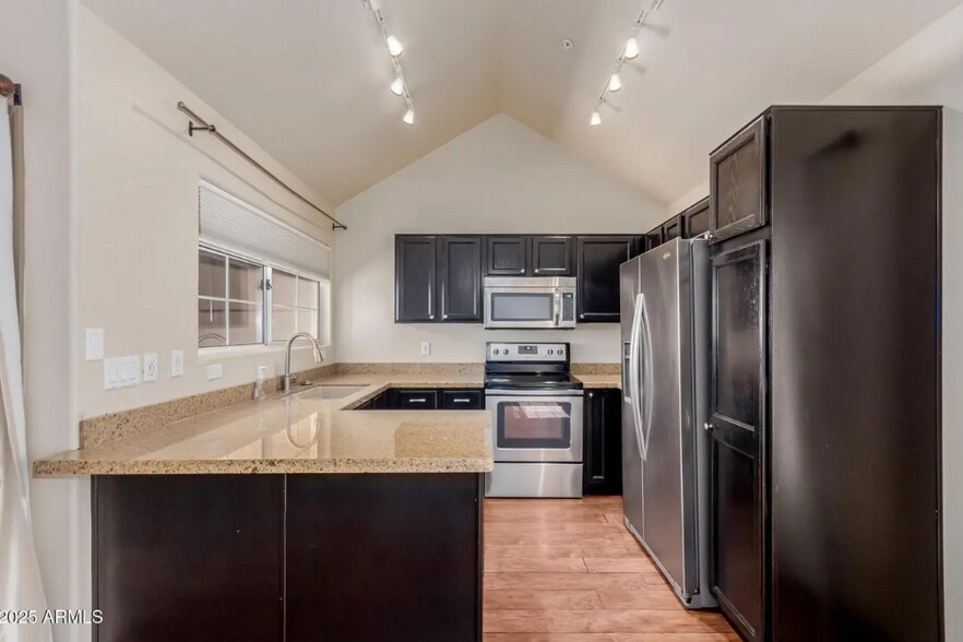 Building Photo - 1633 E Lakeside Dr