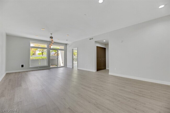 Building Photo - 8925 W Flamingo Rd