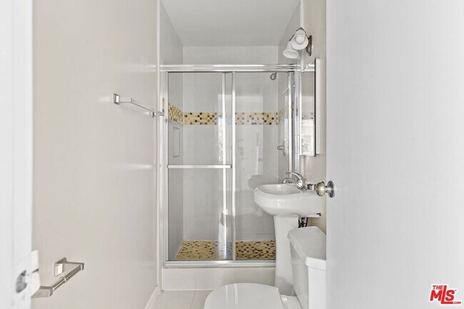 Building Photo - 1233 Barry Ave