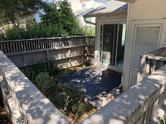 Building Photo - Spacious 2-Bedroom Townhouse with Private Patio