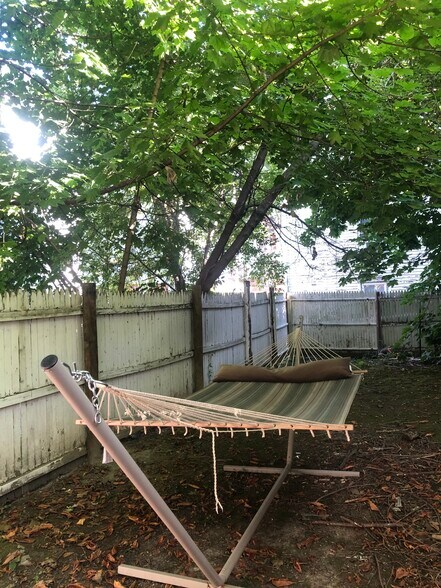 Building Photo - 100 College St