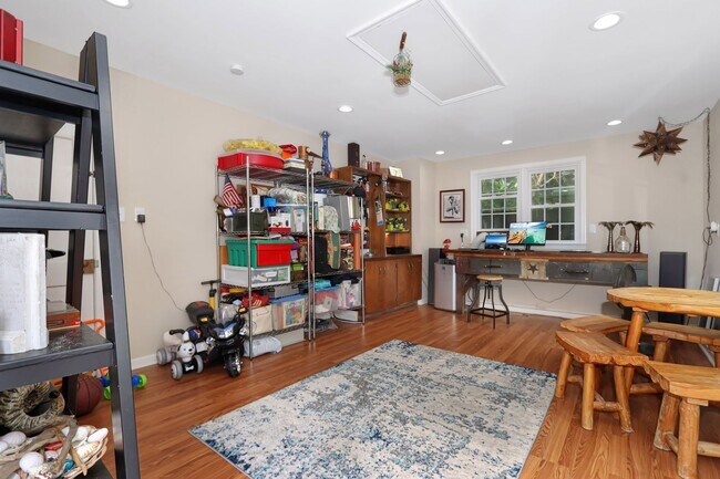 Building Photo - Beautiful Waterview Home on Chesapeake Ave...