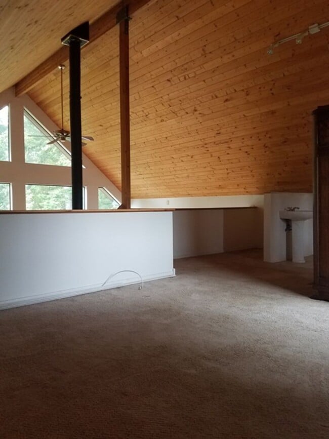 Building Photo - Beautiful home located on Emerald Lake