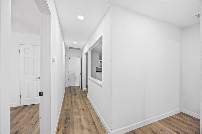 Building Photo - 318 S Fulton St