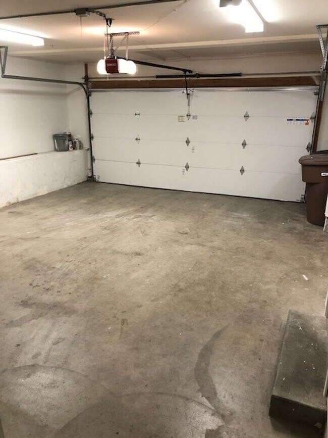 Building Photo - PICTURE PERFECT 2 BR/2 BATH PLUS LOFT END UNIT CONDO WITH DIRECT ACCESS 2 CAR GARAGE