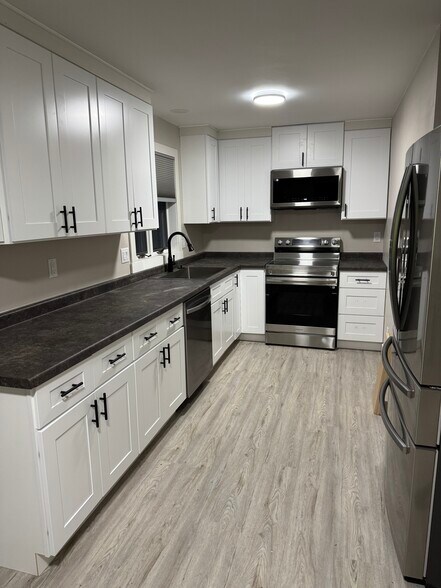 Primary Photo - 2740 W Glenpark Dr