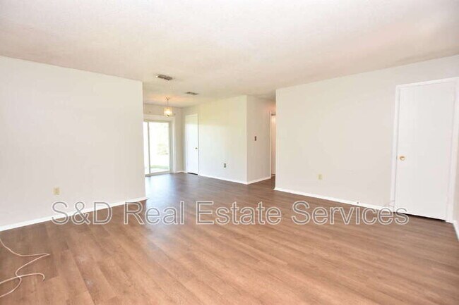 Building Photo - 1015 E Tee Cir