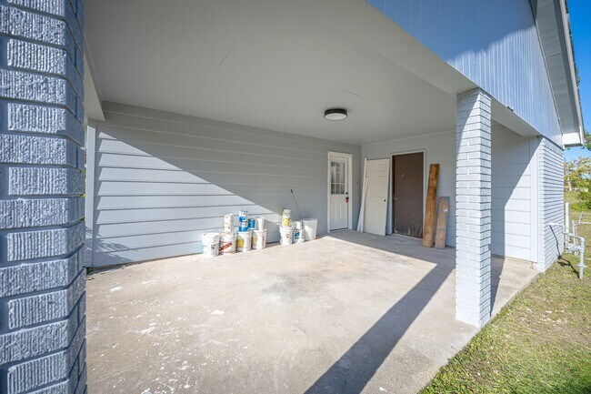 Building Photo - Charming 3-Bed, 1-Bath Home - Fully Remode...