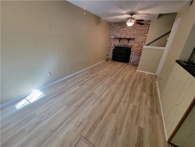 Building Photo - 914 Wood Ave