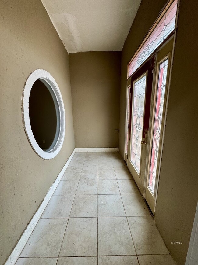 Building Photo - 419 E 7th St