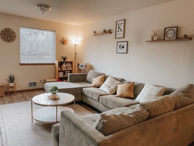 Building Photo - 3BD/2.75BA Duplex. Pet Friendly!