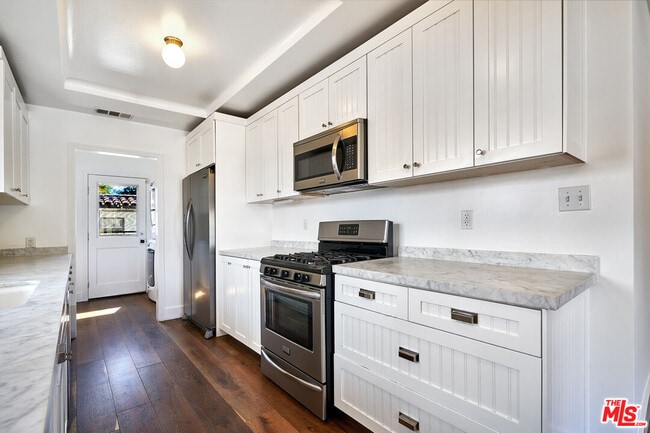 Building Photo - 1430 S Sierra Bonita Ave