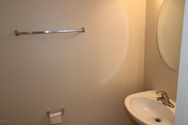 Building Photo - 584 Crystal Way