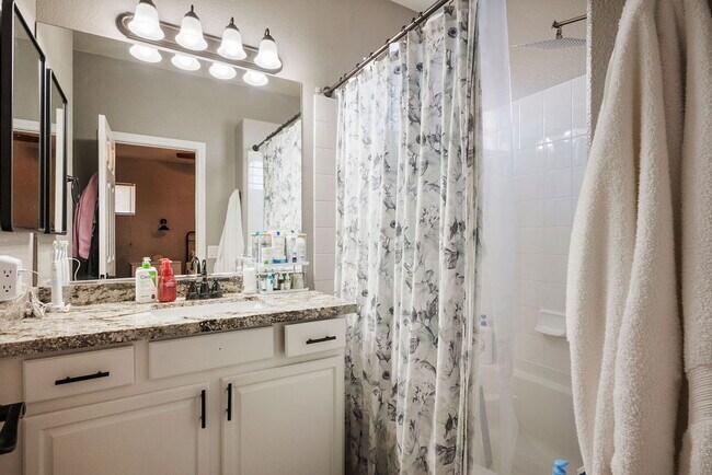Building Photo - "Spacious 4-Bed Oasis with Outdoor Kitchen & Hardwood Elegance in North Las Vegas!"