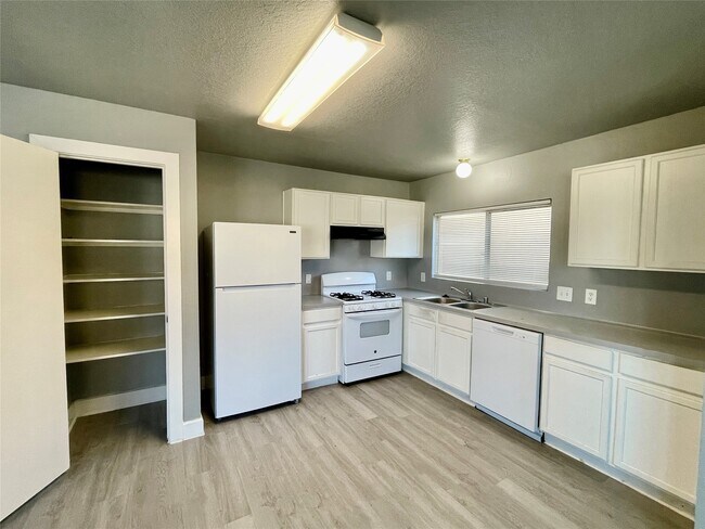 Building Photo - 6103 Settlers Square Ln