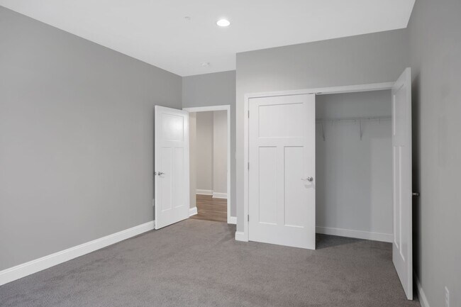 Building Photo - Stunning 1 Bedroom Luxury Apartment with T...