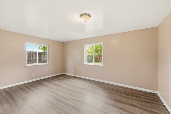 Building Photo - Four Bedroom Home In Aurora - ready ASAP. Brand New Paint Top to Bottom, with updated flooring!