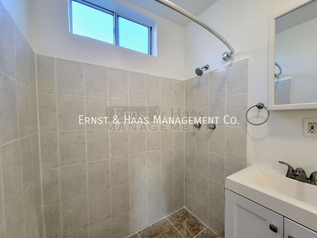Building Photo - 1039 E Ridgewood St