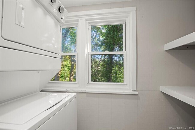 Building Photo - 106 River Rd